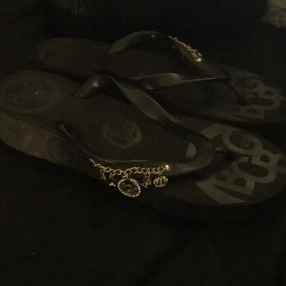 BCBG Shoes - Bcbg flip flops